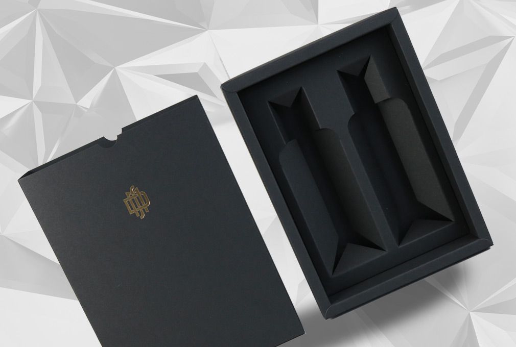Schwarze Schiebeschachtel mit edler Heißfolienprägung und individuellem Inlay. Edle Schiebeschachtel aus schwarzem Karton mit individuellem Inlay.